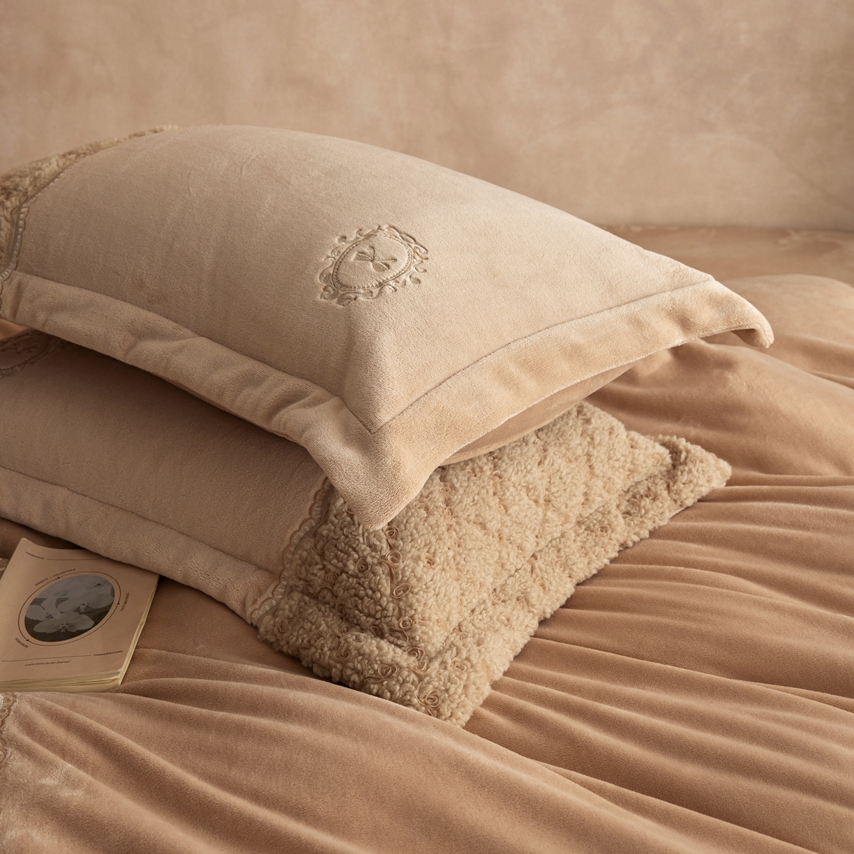 91家纺网 家纺一手货源 找家纺 风向标家纺 2025新款法式盘带秀牛奶绒绣花四件套 复古蔷薇