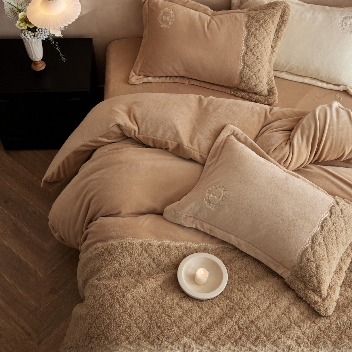 91家纺网 家纺一手货源 找家纺 风向标家纺 2025新款法式盘带秀牛奶绒绣花四件套 复古蔷薇