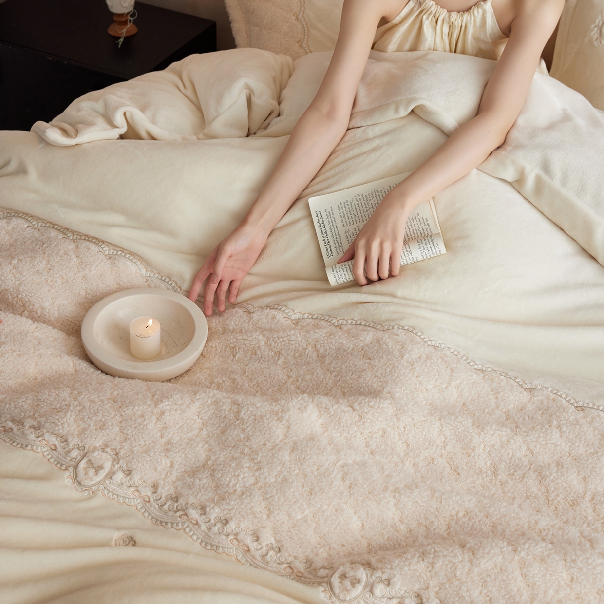 91家纺网 家纺一手货源 找家纺 风向标家纺 2025新款法式盘带秀牛奶绒绣花四件套 淡粉蔷薇