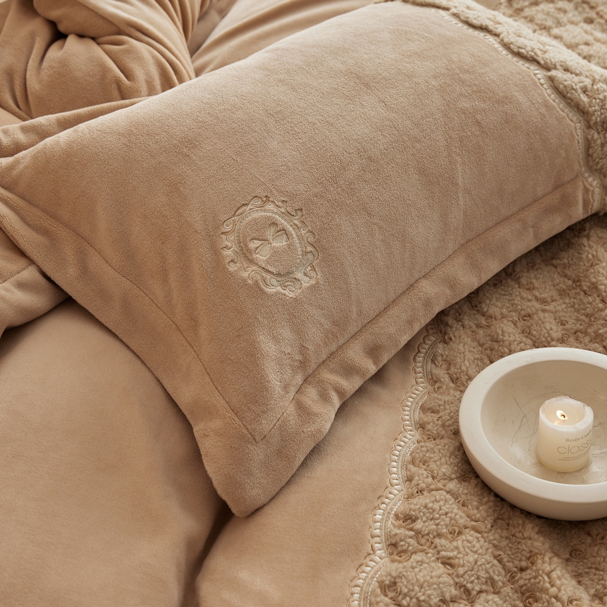 91家纺网 家纺一手货源 找家纺 风向标家纺 2025新款法式盘带秀牛奶绒绣花四件套 复古蔷薇