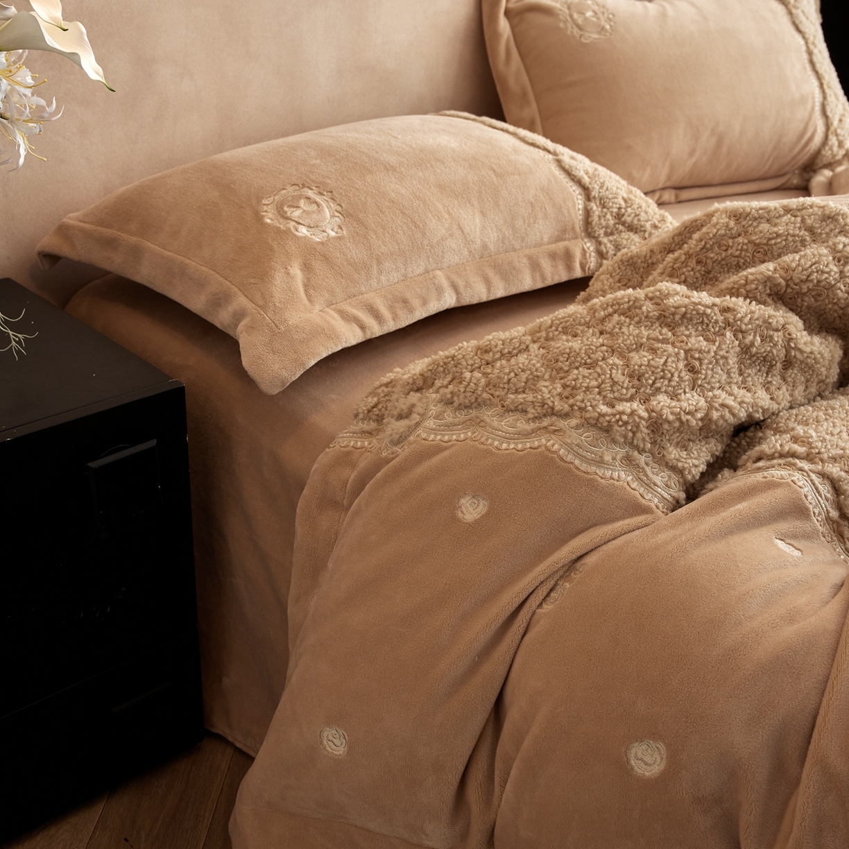 91家纺网 家纺一手货源 找家纺 风向标家纺 2025新款法式盘带秀牛奶绒绣花四件套 复古蔷薇