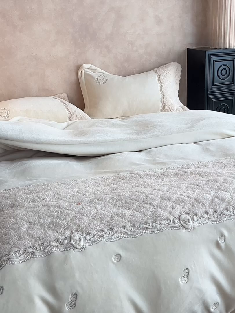 91家纺网 家纺一手货源 找家纺 风向标家纺 2025新款法式盘带秀牛奶绒绣花四件套 淡粉蔷薇