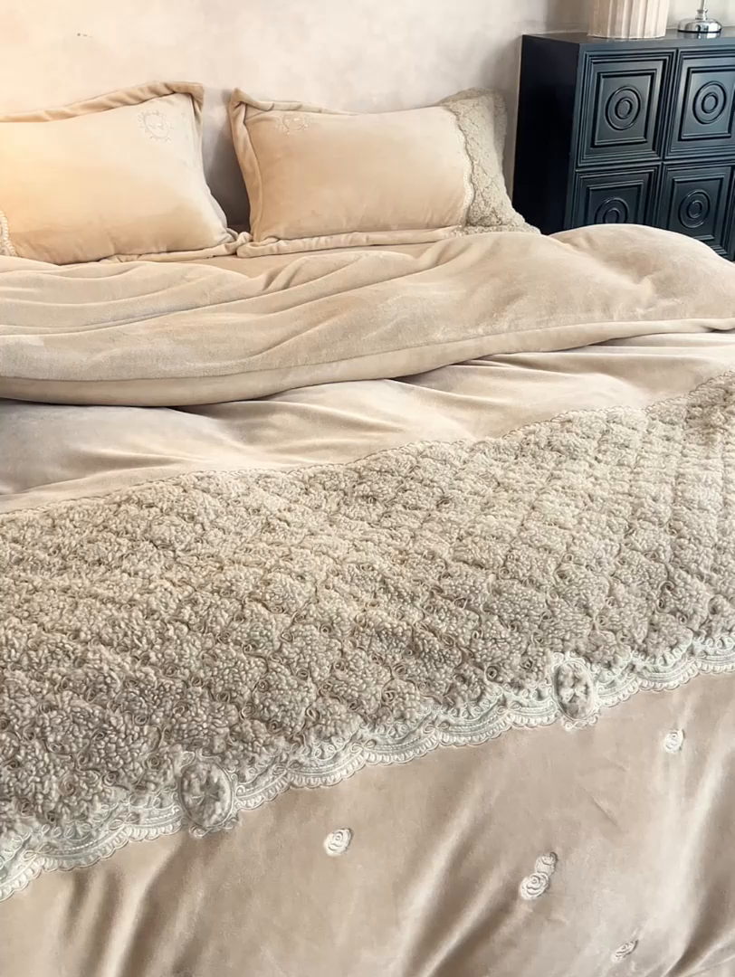 91家纺网 家纺一手货源 找家纺 风向标家纺 2025新款法式盘带秀牛奶绒绣花四件套 复古蔷薇