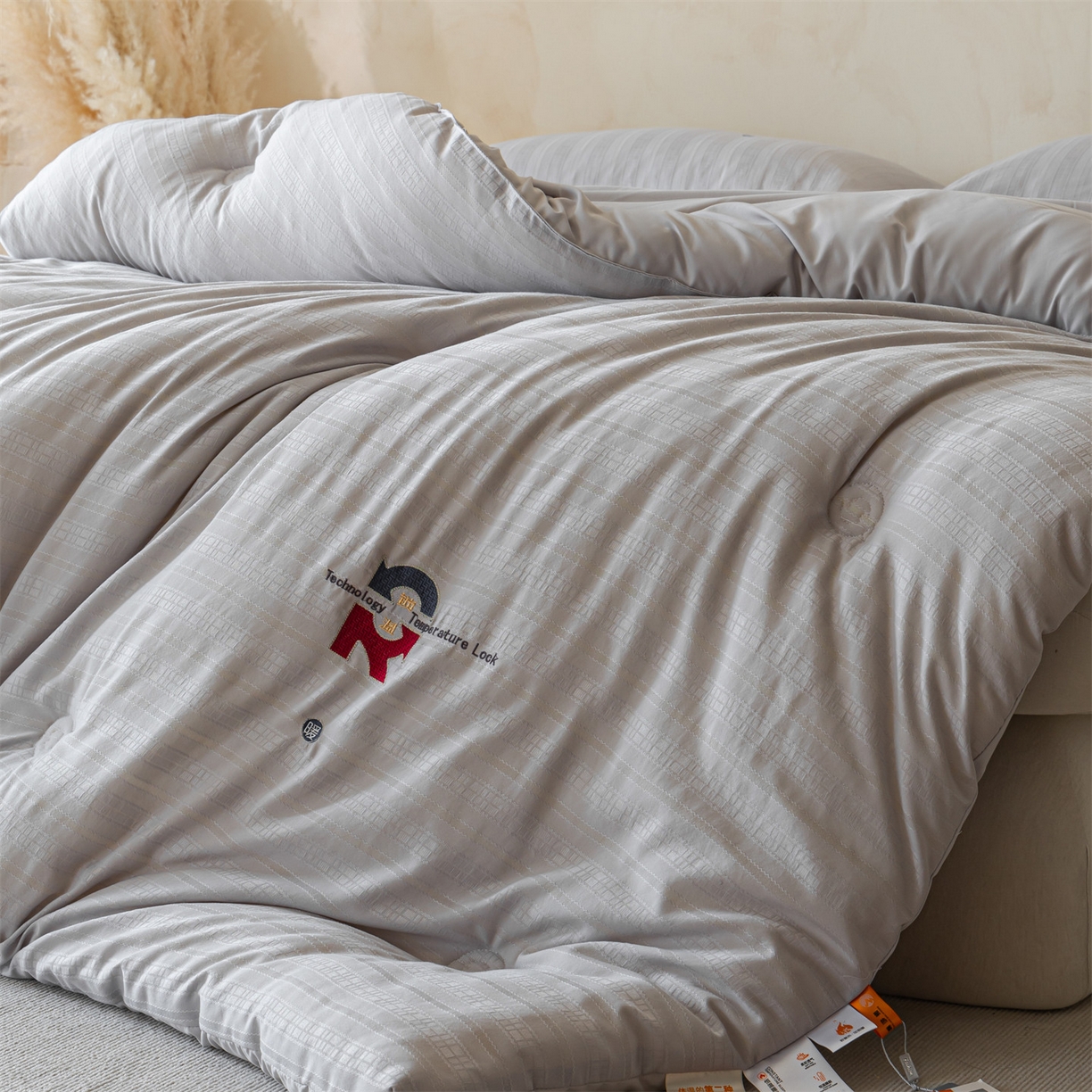 91家纺网 家纺一手货源 找家纺 梵克保罗 2025新品提花锁温秋冬被/被芯/冬被/跨境外贸 浅灰