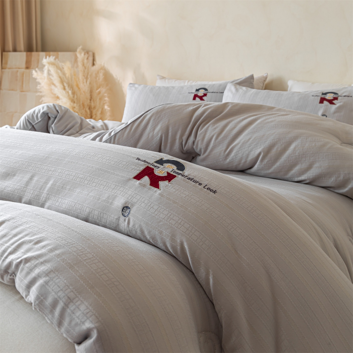 91家纺网 家纺一手货源 找家纺 梵克保罗 2025新品提花锁温秋冬被/被芯/冬被/跨境外贸 浅灰