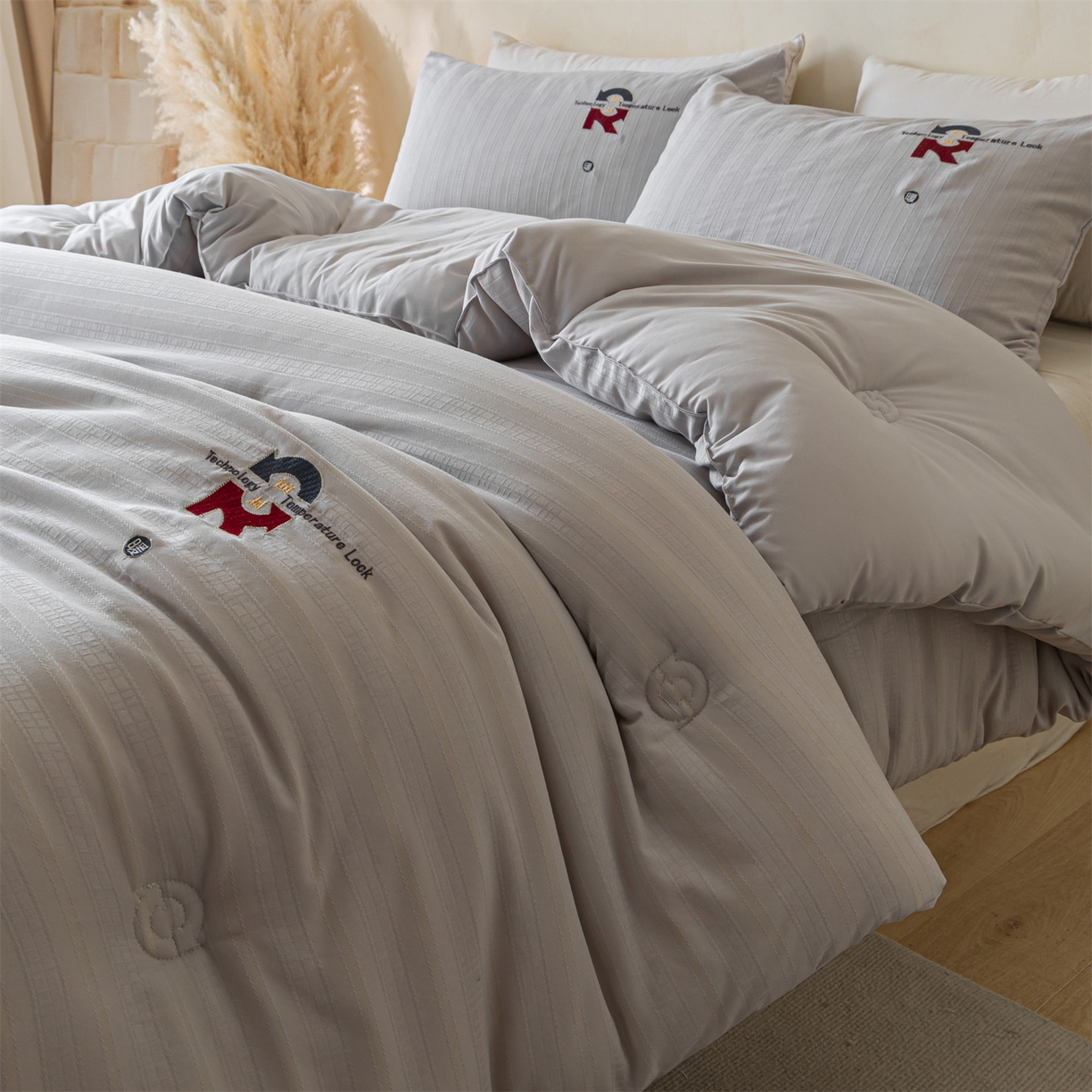 91家纺网 家纺一手货源 找家纺 梵克保罗 2025新品提花锁温秋冬被/被芯/冬被/跨境外贸 浅灰