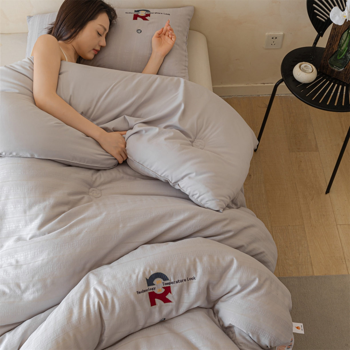 91家纺网 家纺一手货源 找家纺 梵克保罗 2025新品提花锁温秋冬被/被芯/冬被/跨境外贸 浅灰