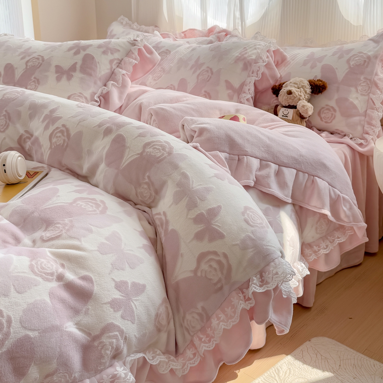 91家纺网 家纺一手货源 找家纺 （总）KA家纺 2025新款冬双层蕾丝花边雕花牛奶绒床裙款四件套