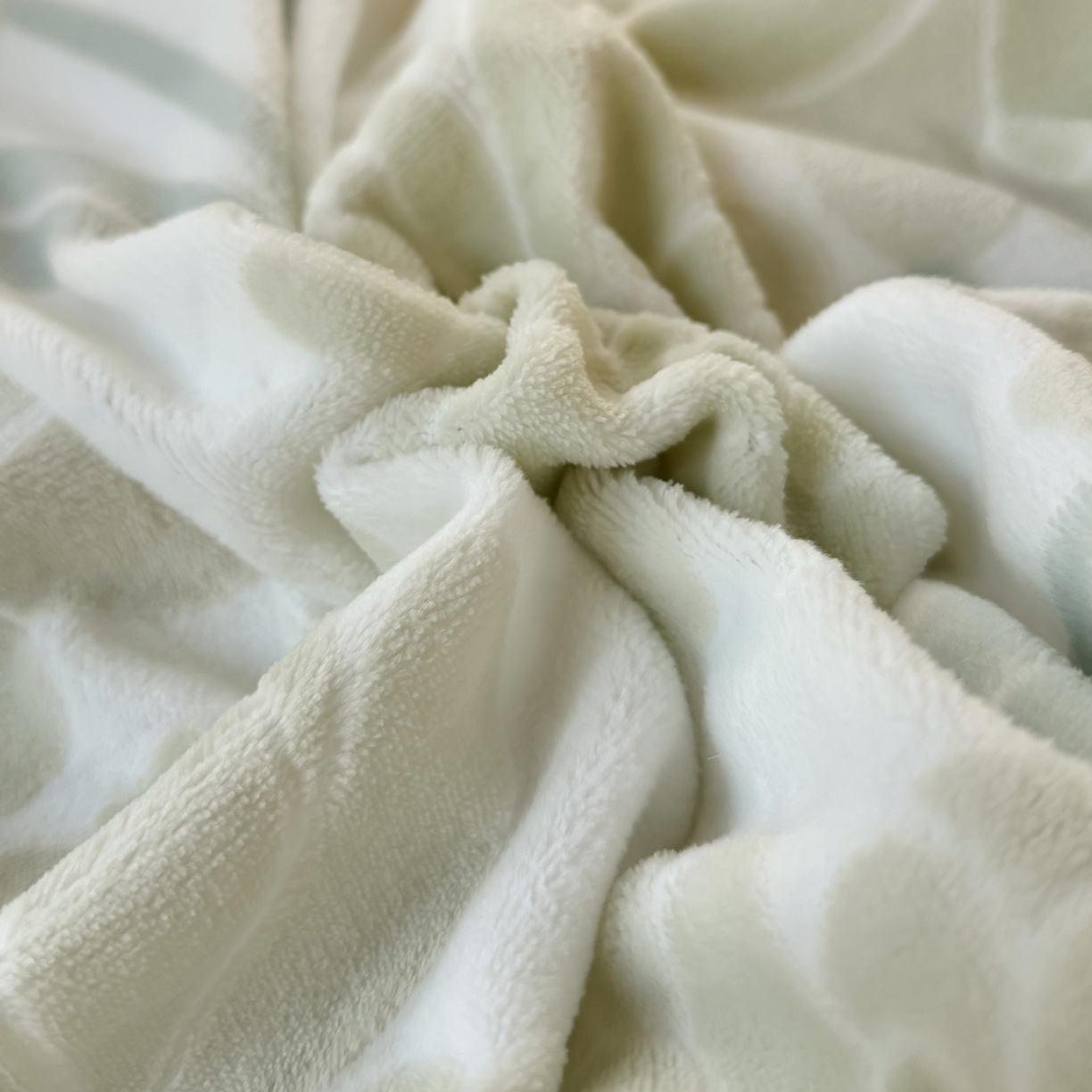 91家纺网 家纺一手货源 找家纺 KA家纺 2025新款冬双层蕾丝花边雕花牛奶绒床裙款四件套 郁郁葱葱