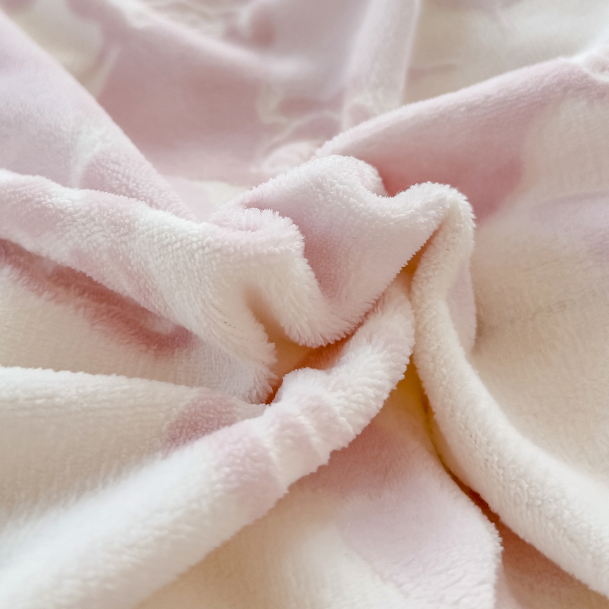 91家纺网 家纺一手货源 找家纺 KA家纺 2025新款冬双层蕾丝花边雕花牛奶绒床裙款四件套 粉色回忆