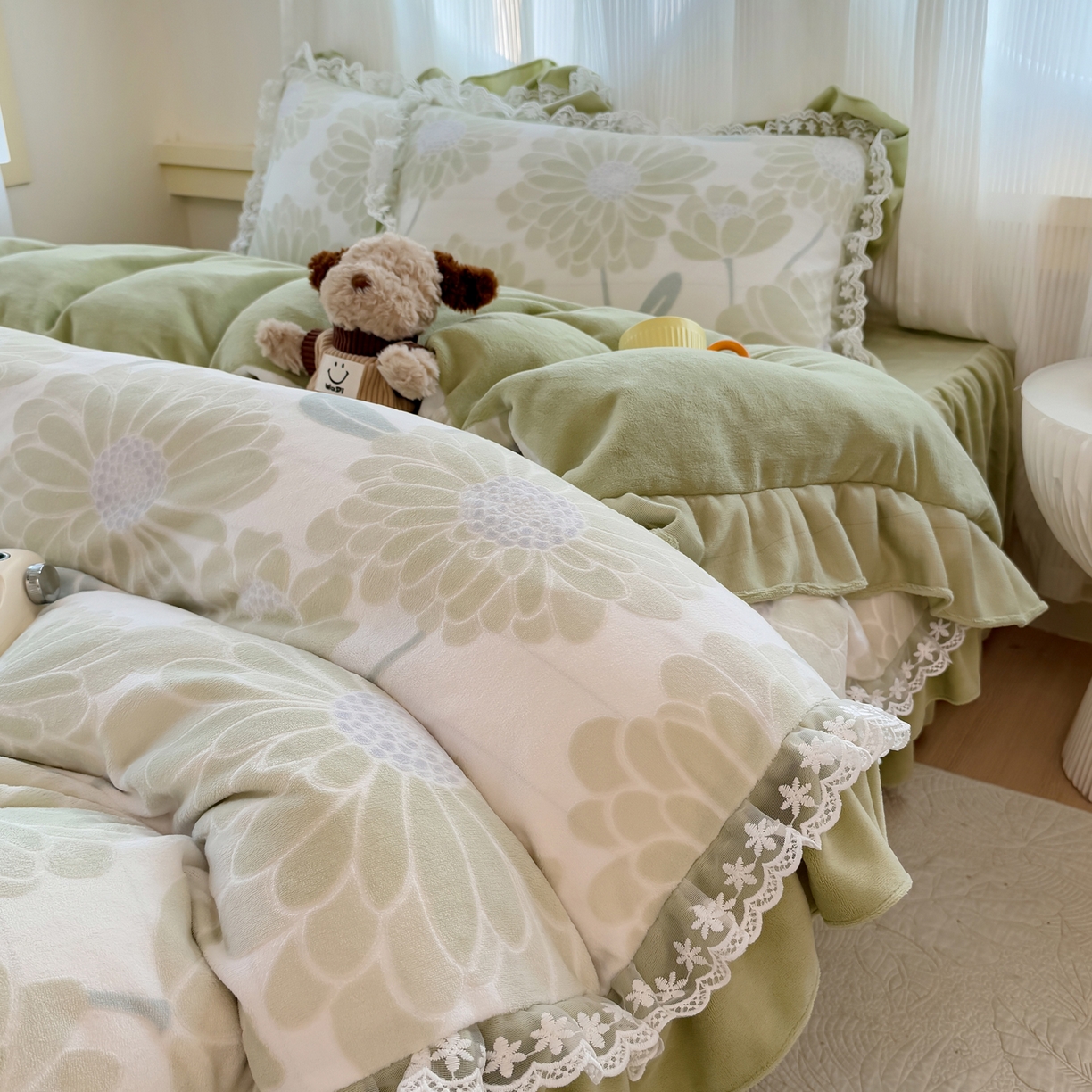 91家纺网 家纺一手货源 找家纺 KA家纺 2025新款冬双层蕾丝花边雕花牛奶绒床裙款四件套 郁郁葱葱