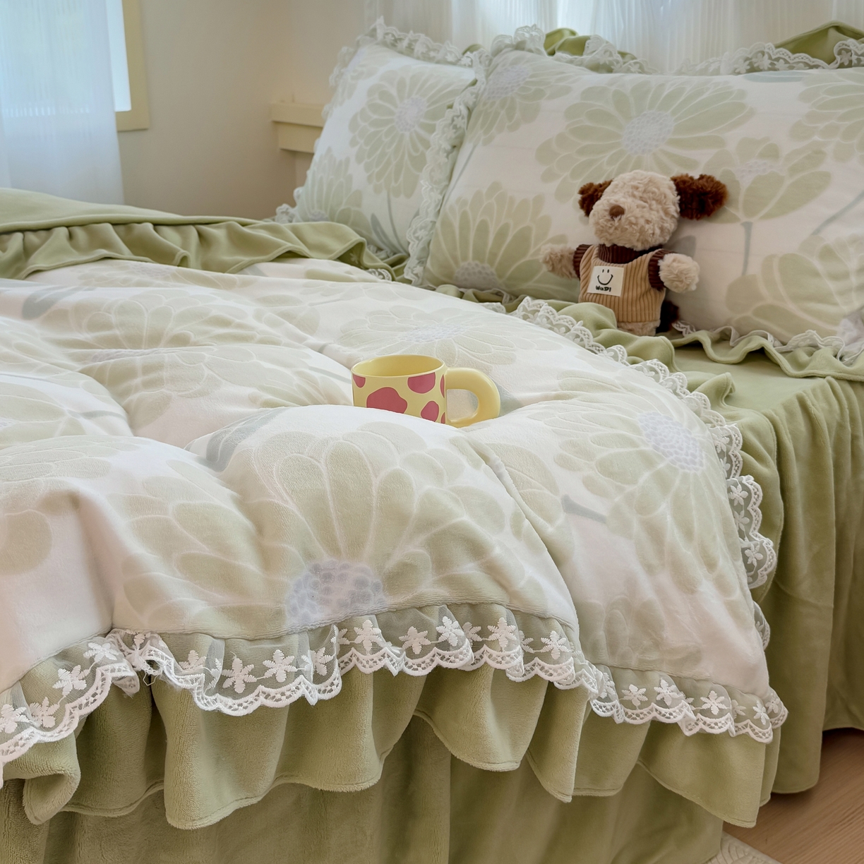 91家纺网 家纺一手货源 找家纺 KA家纺 2025新款冬双层蕾丝花边雕花牛奶绒床裙款四件套 郁郁葱葱