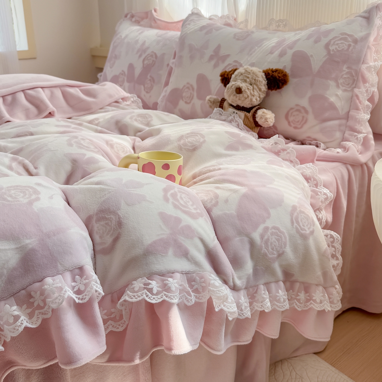 91家纺网 家纺一手货源 找家纺 KA家纺 2025新款冬双层蕾丝花边雕花牛奶绒床裙款四件套 粉色回忆