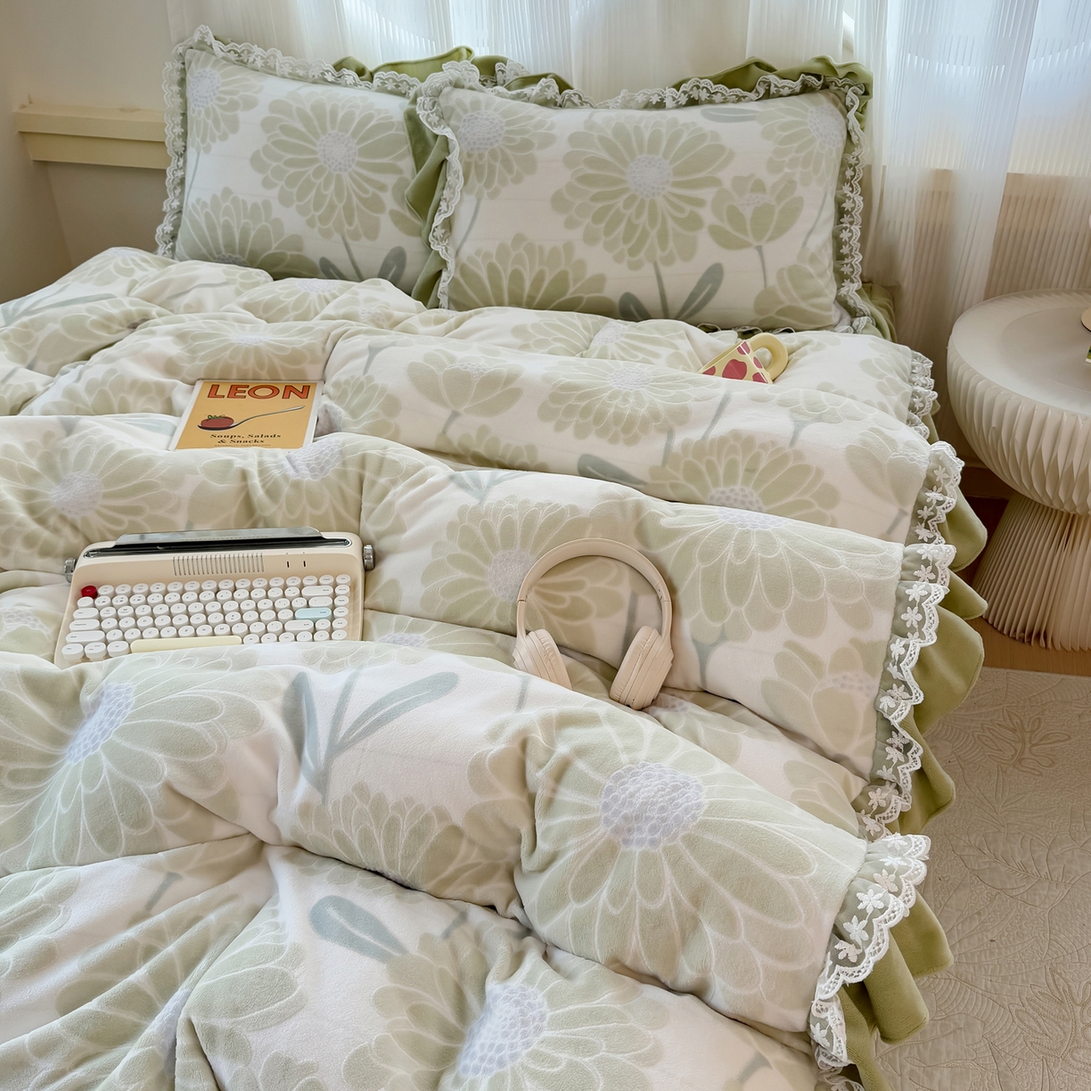 91家纺网 家纺一手货源 找家纺 KA家纺 2025新款冬双层蕾丝花边雕花牛奶绒床裙款四件套 郁郁葱葱