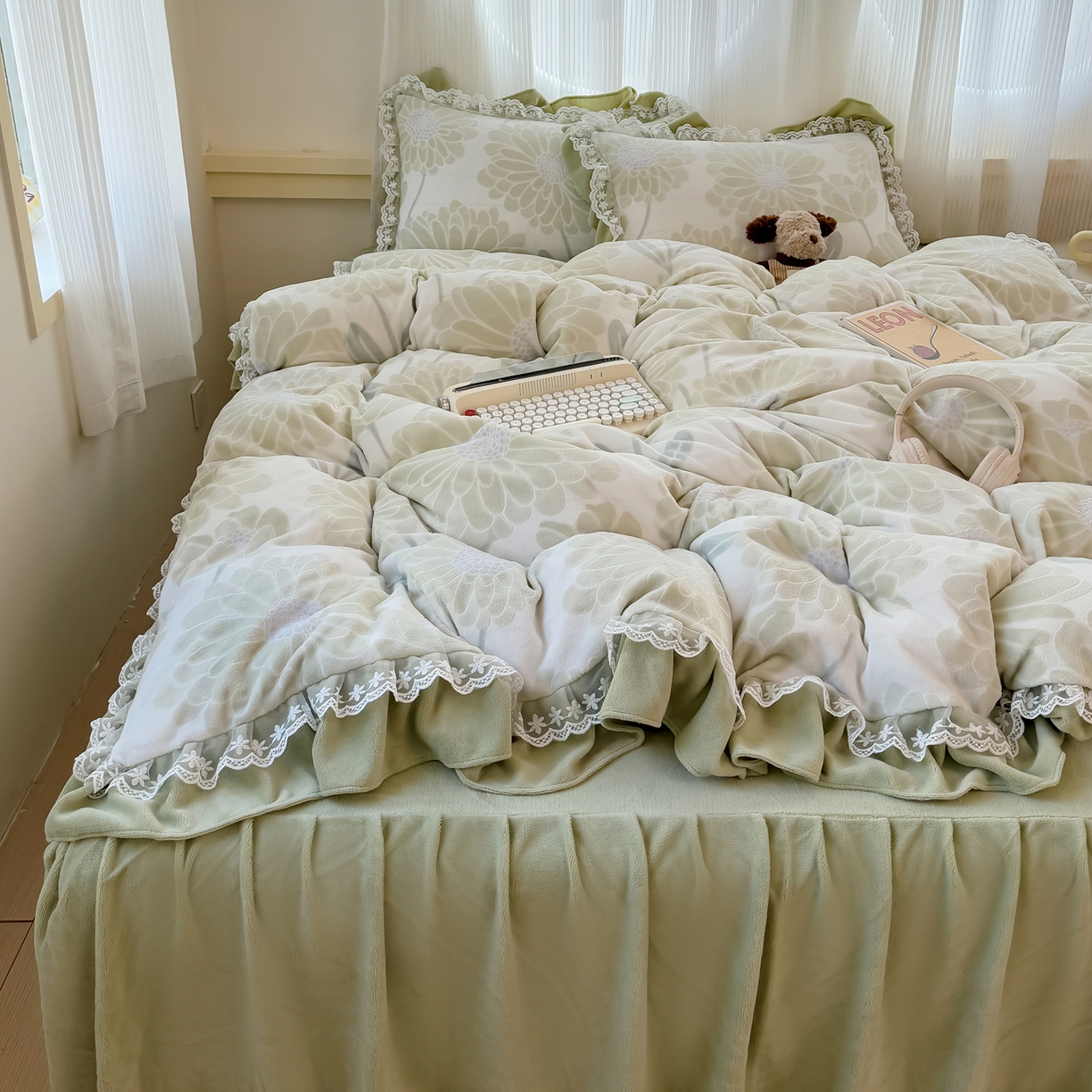 91家纺网 家纺一手货源 找家纺 KA家纺 2025新款冬双层蕾丝花边雕花牛奶绒床裙款四件套 郁郁葱葱