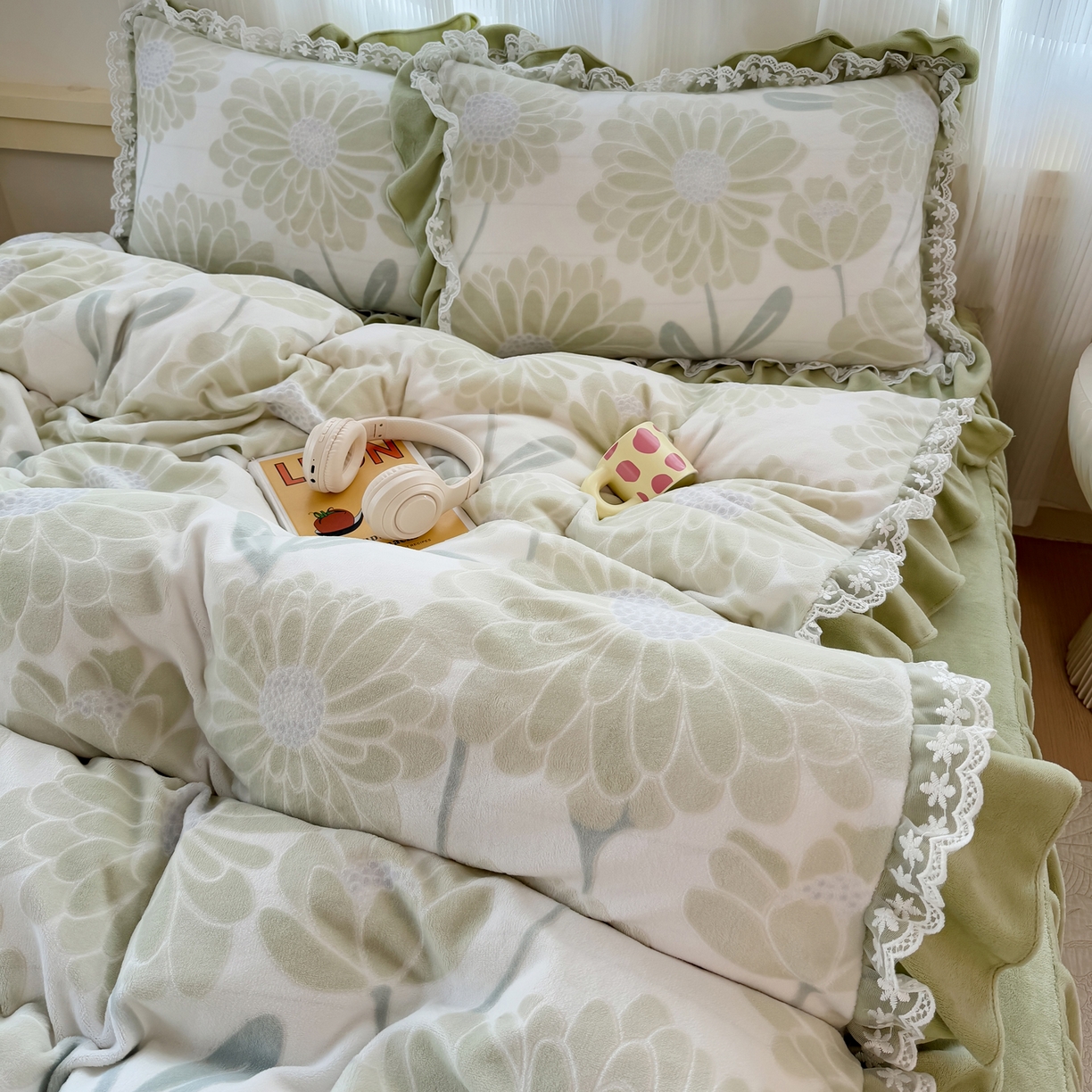 91家纺网 家纺一手货源 找家纺 KA家纺 2025新款冬双层蕾丝花边雕花牛奶绒床裙款四件套 郁郁葱葱