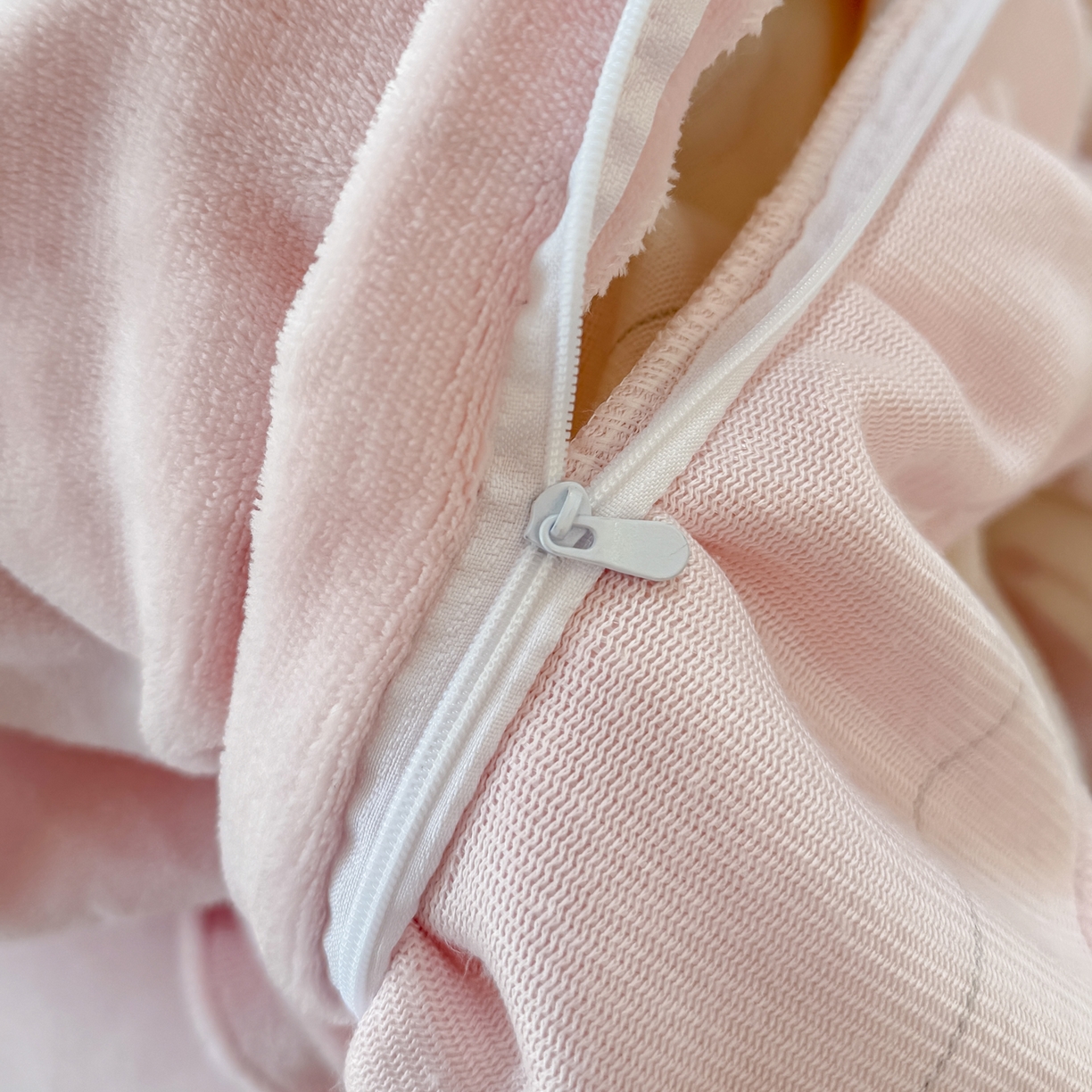 91家纺网 家纺一手货源 找家纺 KA家纺 2025新款冬双层蕾丝花边雕花牛奶绒床裙款四件套 粉色回忆