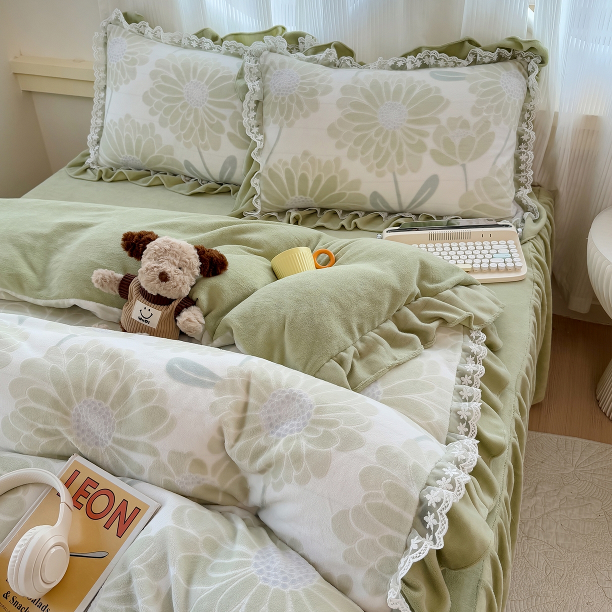 91家纺网 家纺一手货源 找家纺 KA家纺 2025新款冬双层蕾丝花边雕花牛奶绒床裙款四件套 郁郁葱葱