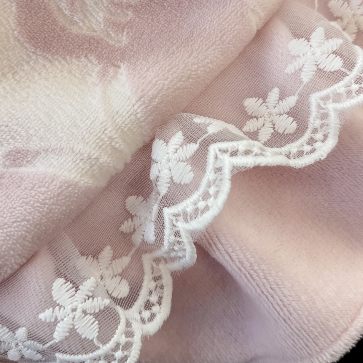 91家纺网 家纺一手货源 找家纺 KA家纺 2025新款冬双层蕾丝花边雕花牛奶绒床裙款四件套 粉色回忆