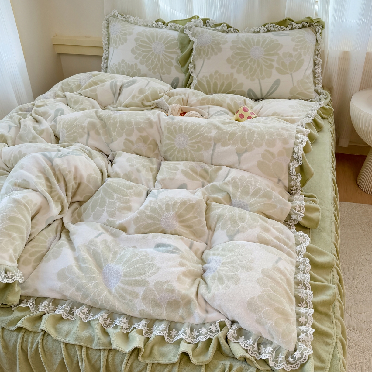 91家纺网 家纺一手货源 找家纺 KA家纺 2025新款冬双层蕾丝花边雕花牛奶绒床裙款四件套 郁郁葱葱