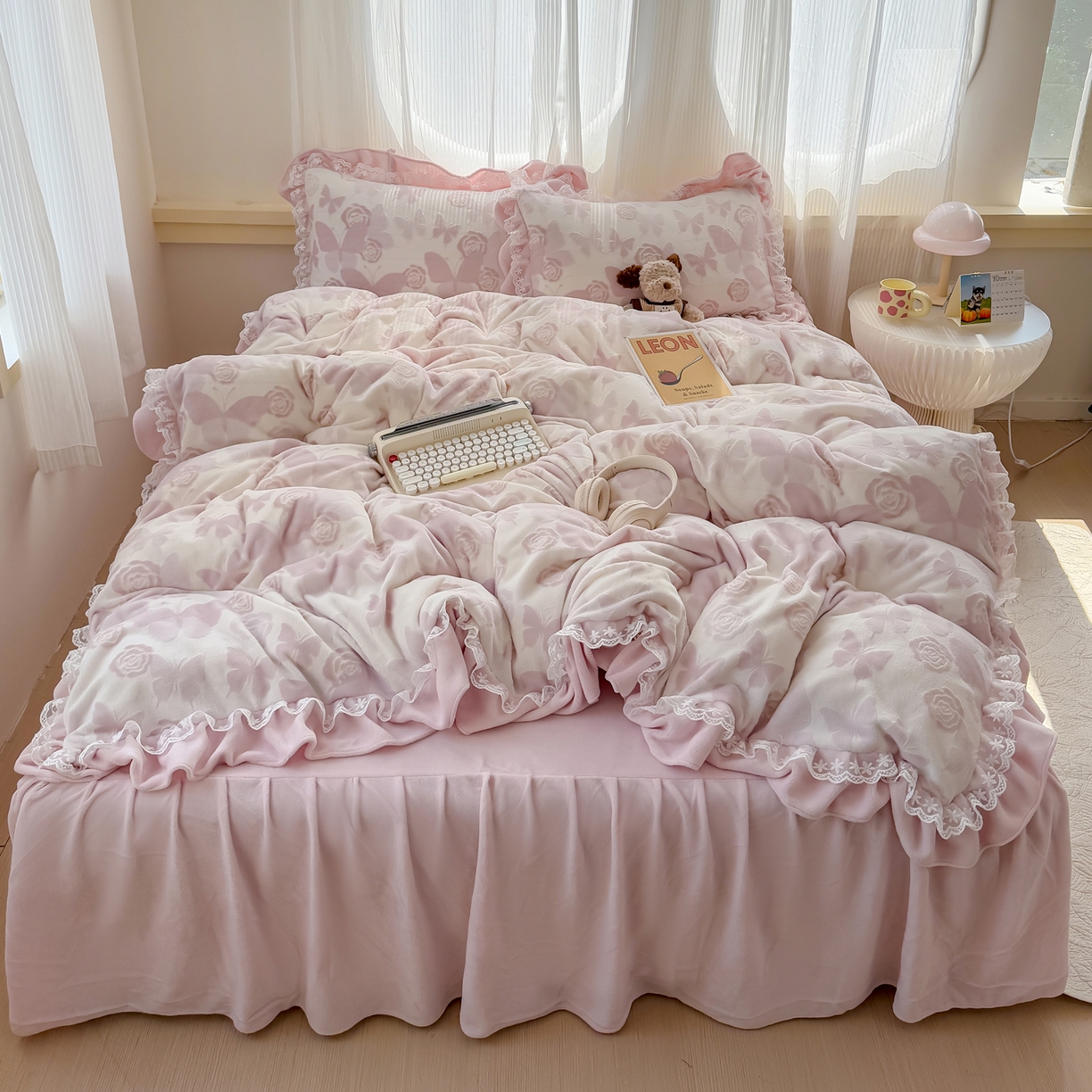 91家纺网 家纺一手货源 找家纺 KA家纺 2025新款冬双层蕾丝花边雕花牛奶绒床裙款四件套 粉色回忆