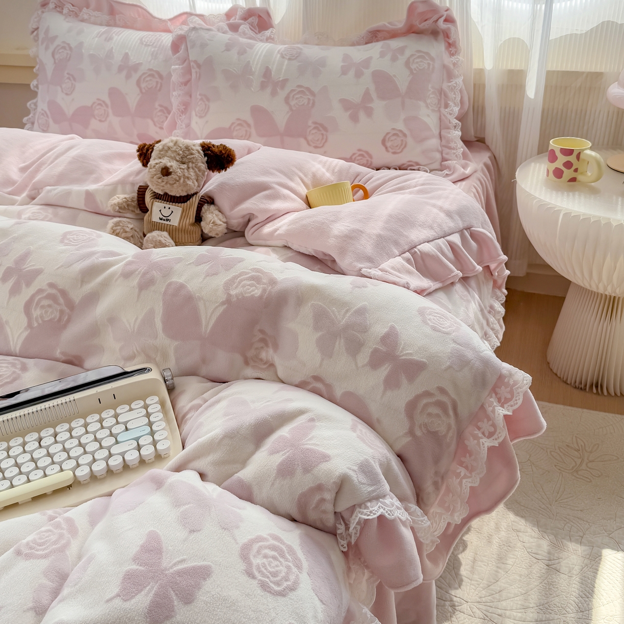 91家纺网 家纺一手货源 找家纺 KA家纺 2025新款冬双层蕾丝花边雕花牛奶绒床裙款四件套 粉色回忆