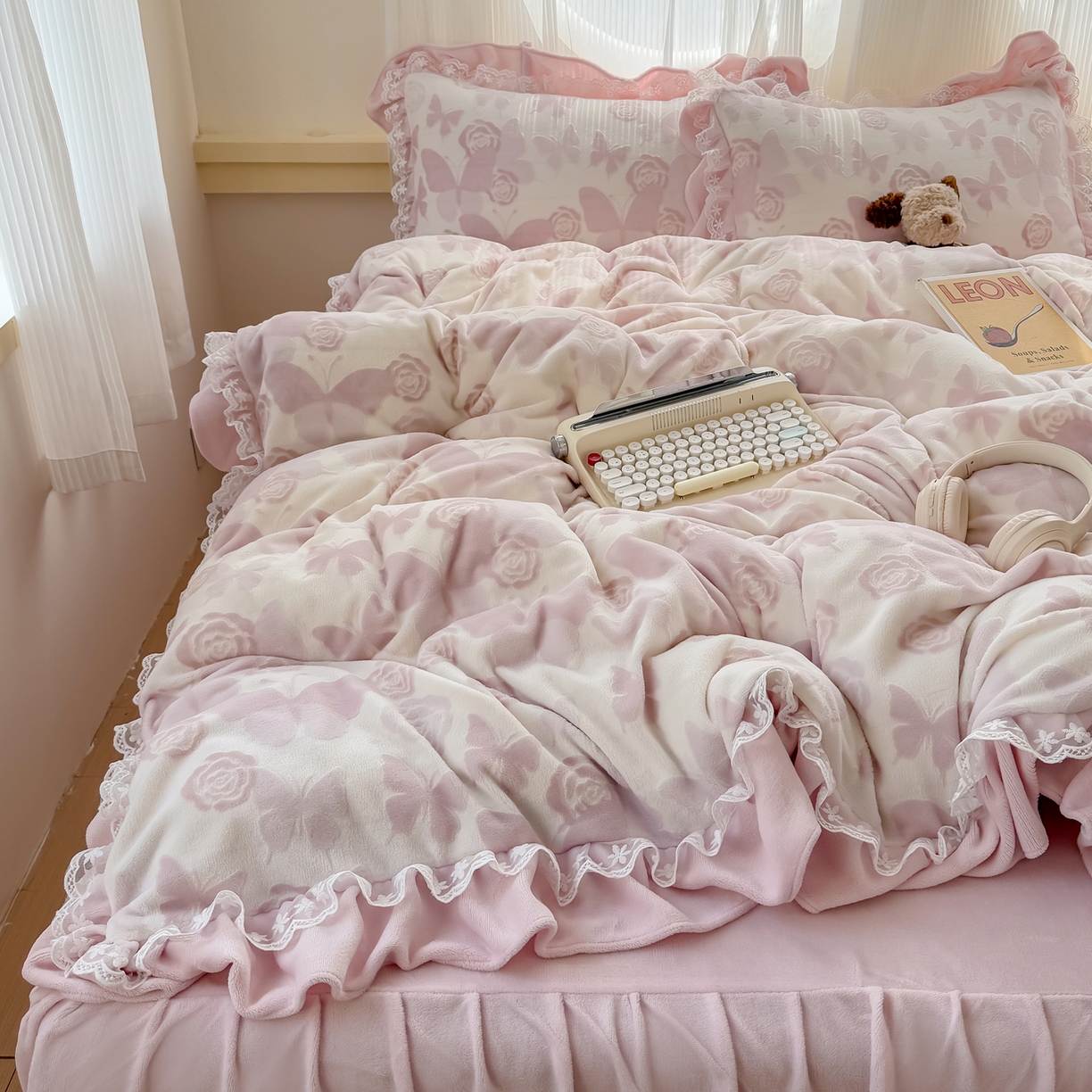 91家纺网 家纺一手货源 找家纺 KA家纺 2025新款冬双层蕾丝花边雕花牛奶绒床裙款四件套 粉色回忆