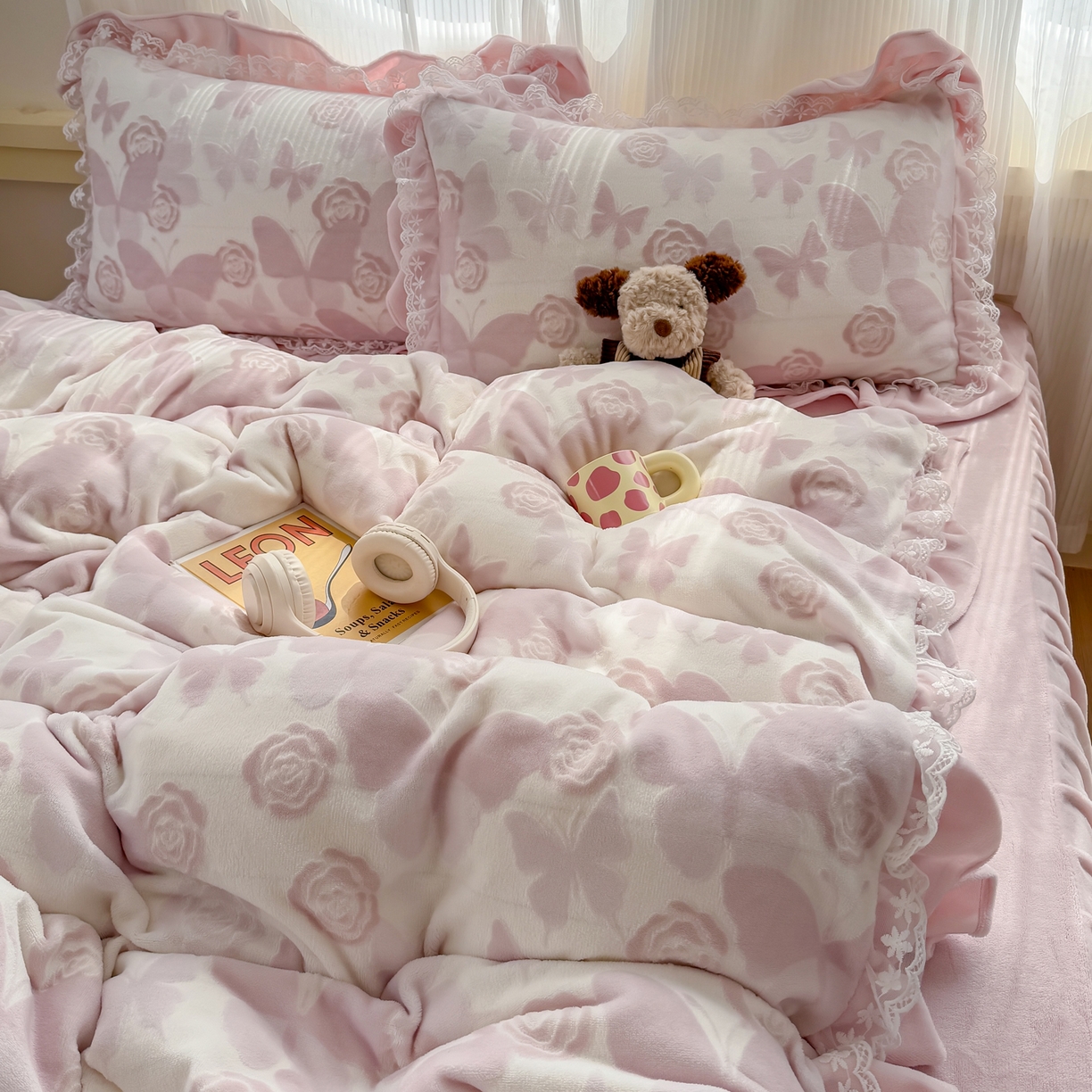 91家纺网 家纺一手货源 找家纺 KA家纺 2025新款冬双层蕾丝花边雕花牛奶绒床裙款四件套 粉色回忆