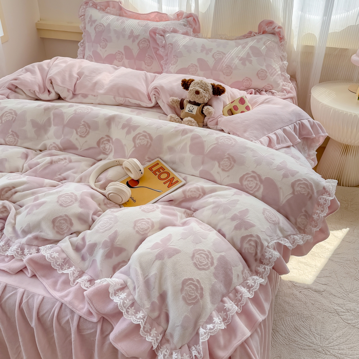 91家纺网 家纺一手货源 找家纺 KA家纺 2025新款冬双层蕾丝花边雕花牛奶绒床裙款四件套 粉色回忆