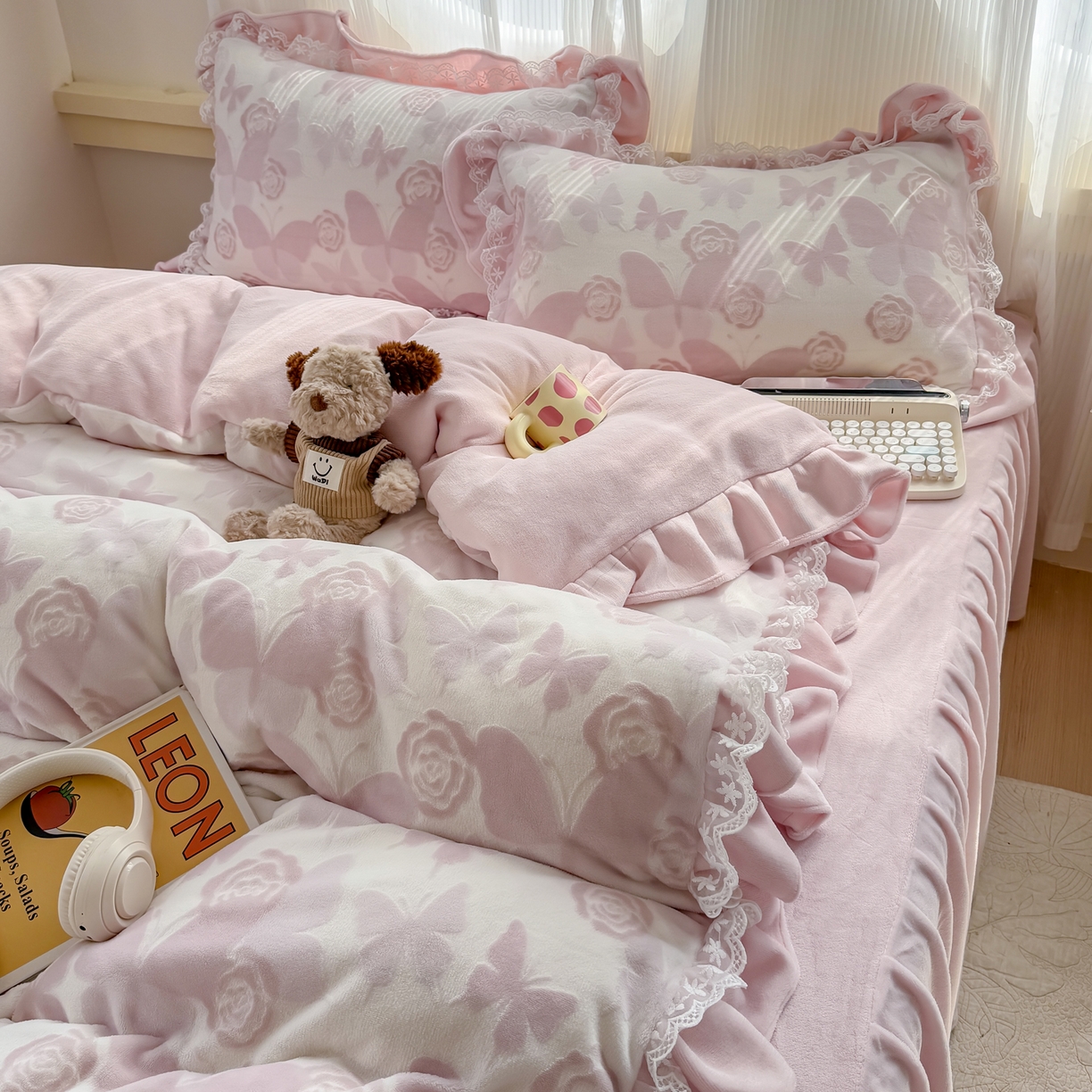 91家纺网 家纺一手货源 找家纺 KA家纺 2025新款冬双层蕾丝花边雕花牛奶绒床裙款四件套 粉色回忆