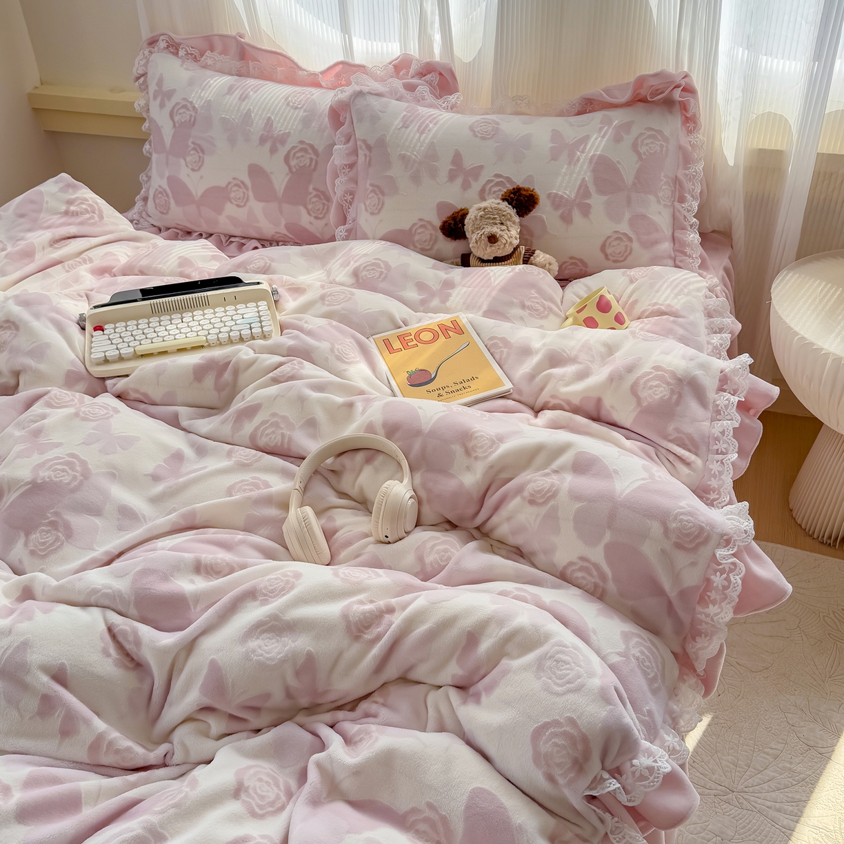 91家纺网 家纺一手货源 找家纺 KA家纺 2025新款冬双层蕾丝花边雕花牛奶绒床裙款四件套 粉色回忆