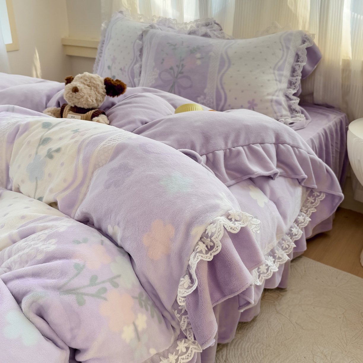 91家纺网 家纺一手货源 找家纺 KA家纺 2025新款冬双层蕾丝花边雕花牛奶绒床裙款四件套 紫气东来
