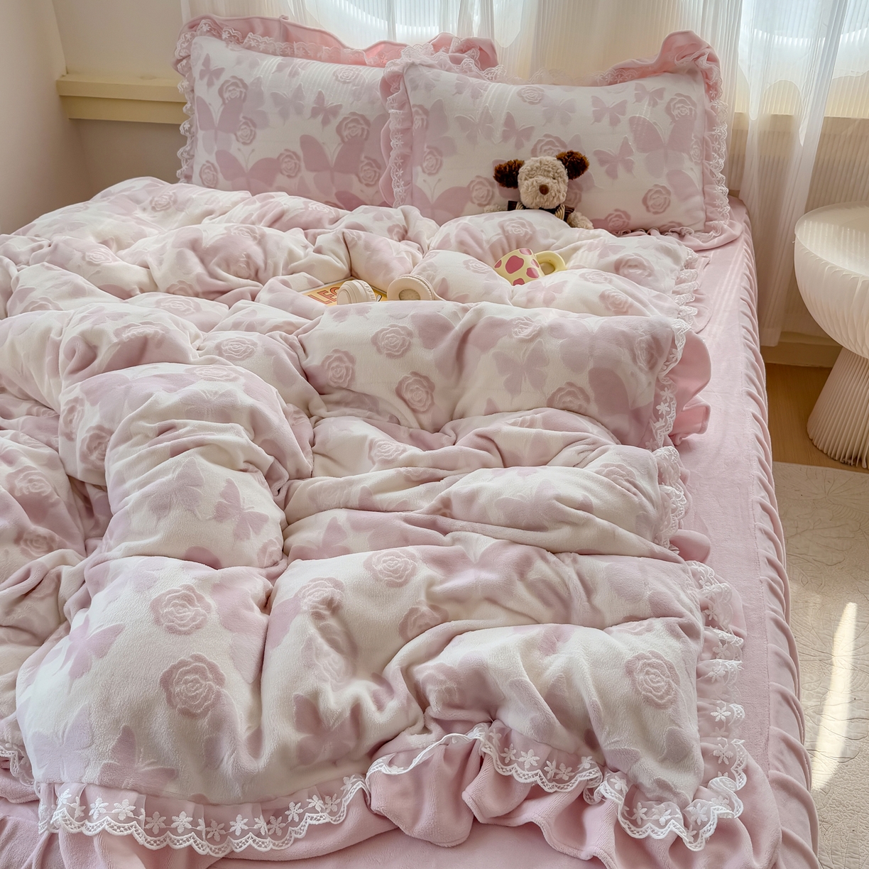 91家纺网 家纺一手货源 找家纺 KA家纺 2025新款冬双层蕾丝花边雕花牛奶绒床裙款四件套 粉色回忆