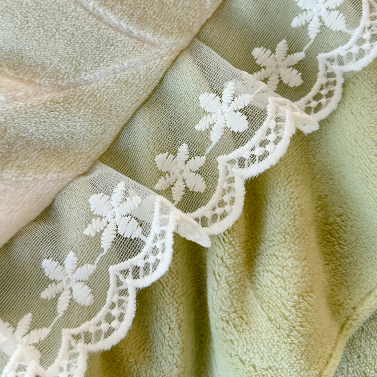 91家纺网 家纺一手货源 找家纺 KA家纺 2025新款冬双层蕾丝花边雕花牛奶绒床裙款四件套 郁郁葱葱