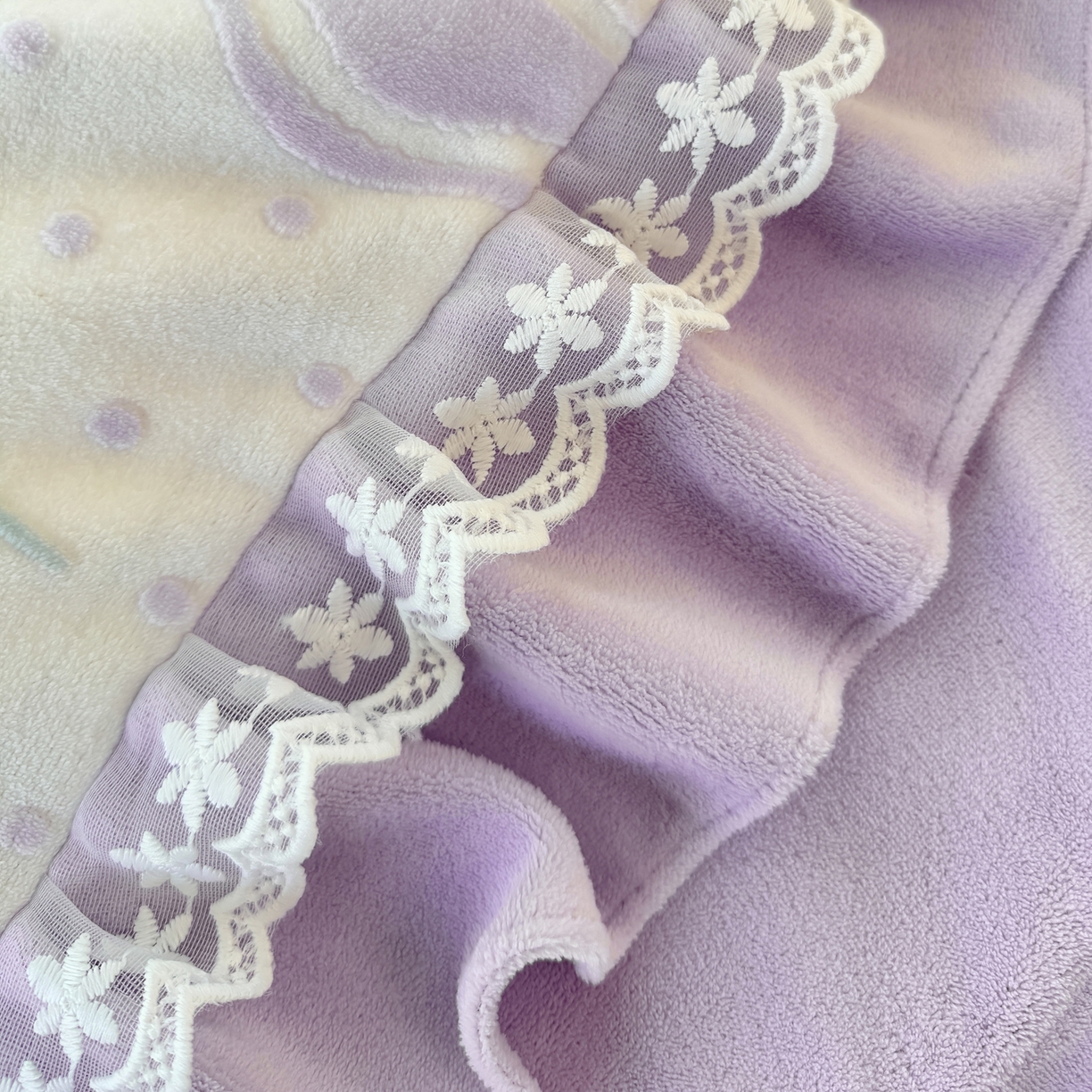 91家纺网 家纺一手货源 找家纺 KA家纺 2025新款冬双层蕾丝花边雕花牛奶绒床裙款四件套 紫气东来