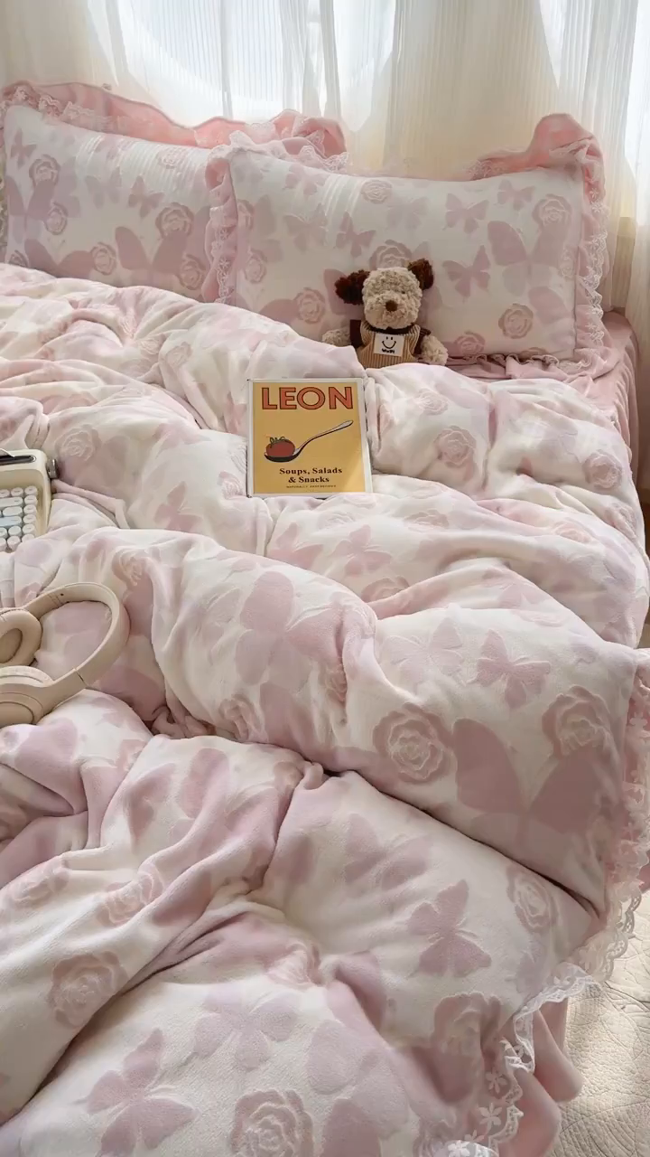 91家纺网 家纺一手货源 找家纺 KA家纺 2025新款冬双层蕾丝花边雕花牛奶绒床裙款四件套 粉色回忆