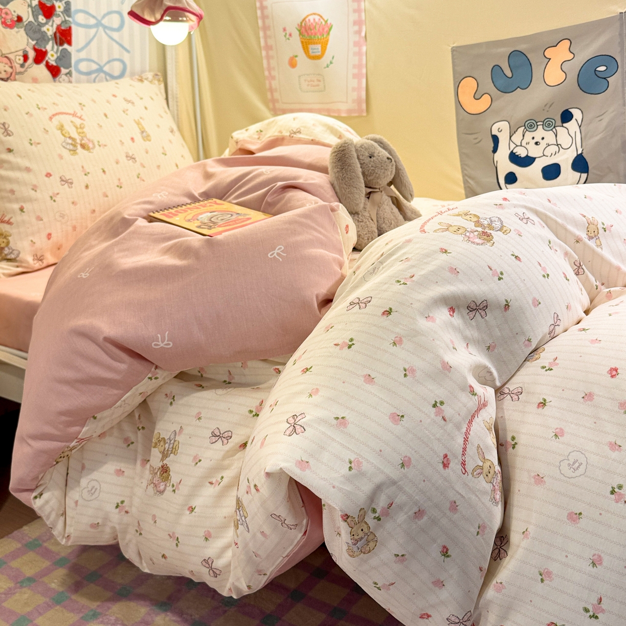 91家纺网 家纺一手货源 找家纺 简宜家居（朝初家纺） 2025新款全棉12868斜纹卡通花卉学生三件套四件套 粉红可爱兔