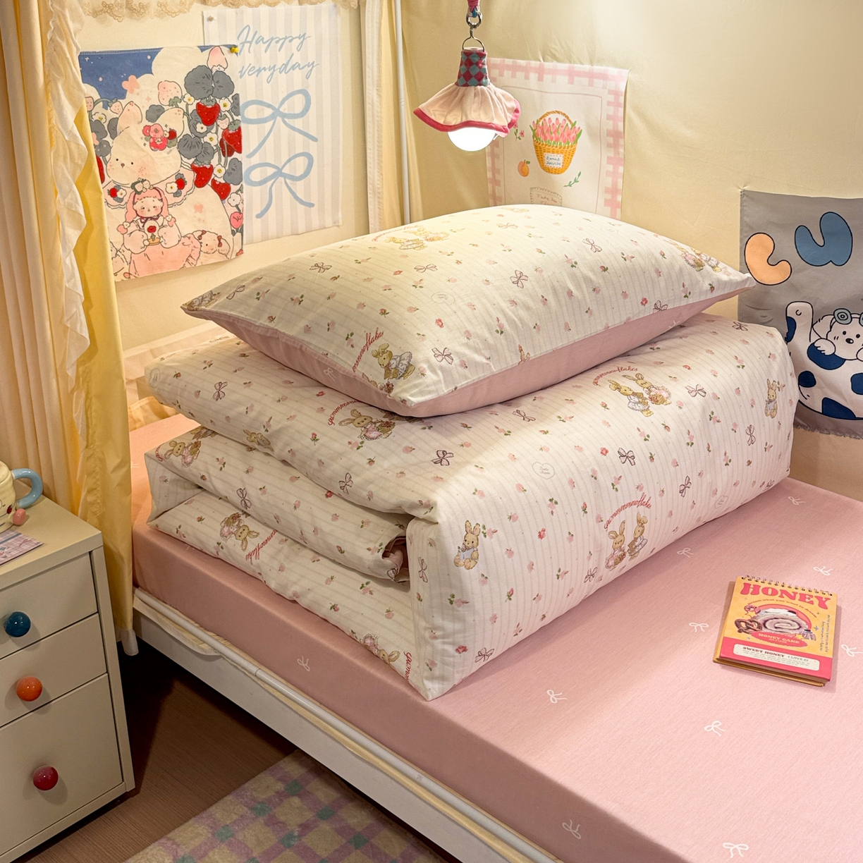 91家纺网 家纺一手货源 找家纺 简宜家居（朝初家纺） 2025新款全棉12868斜纹卡通花卉学生三件套四件套 粉红可爱兔