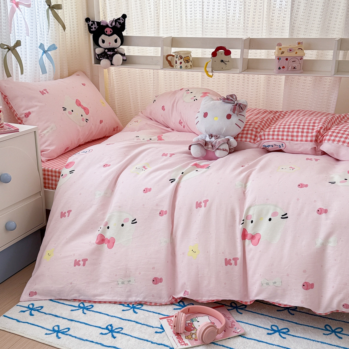 91家纺网 家纺一手货源 找家纺 简宜家居（朝初家纺） 2025新款全棉12868斜纹卡通花卉学生三件套四件套 粉色猫-小格