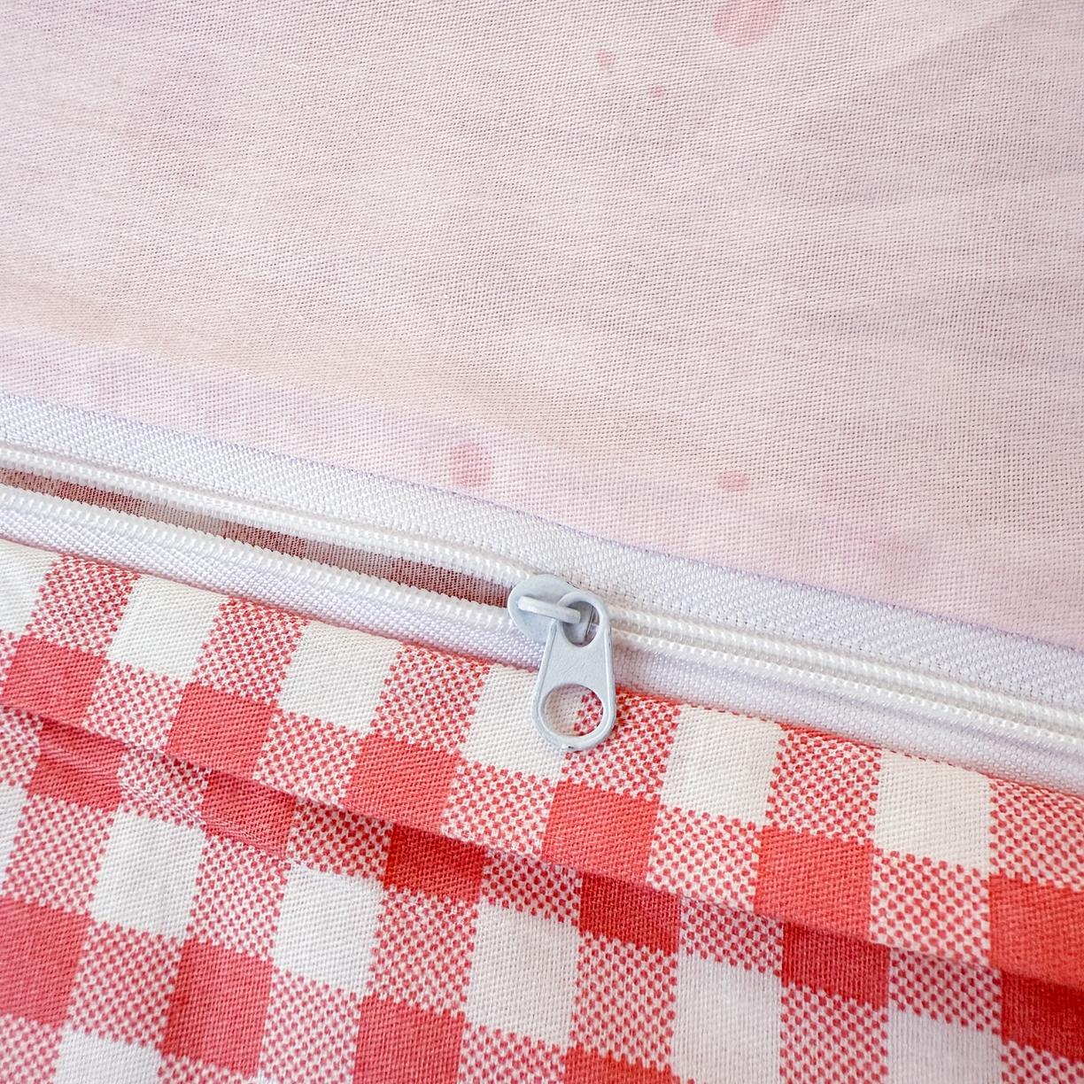 91家纺网 家纺一手货源 找家纺 简宜家居（朝初家纺） 2025新款全棉12868斜纹卡通花卉学生三件套四件套 粉色猫-小格