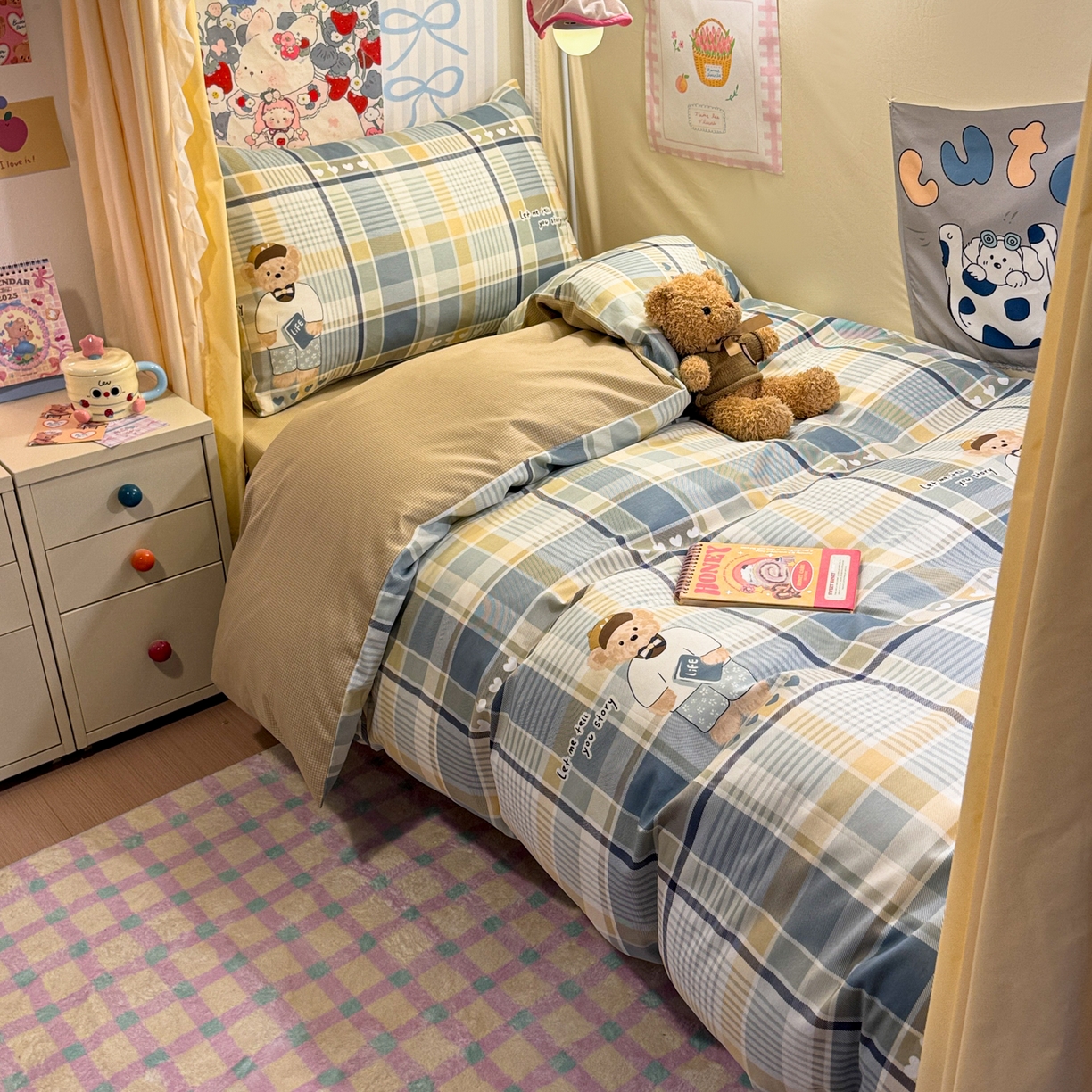 91家纺网 家纺一手货源 找家纺 简宜家居（朝初家纺） 2025新款全棉12868斜纹卡通花卉学生三件套四件套 简约-学院熊