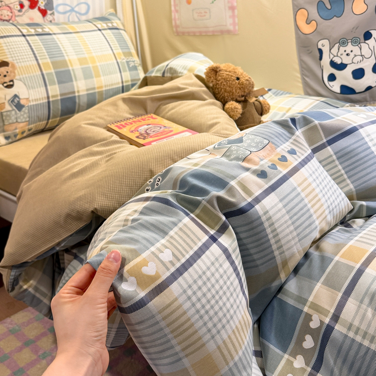 91家纺网 家纺一手货源 找家纺 简宜家居（朝初家纺） 2025新款全棉12868斜纹卡通花卉学生三件套四件套 简约-学院熊