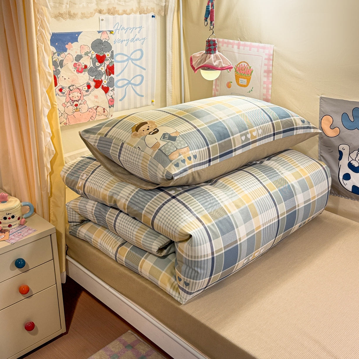 91家纺网 家纺一手货源 找家纺 简宜家居（朝初家纺） 2025新款全棉12868斜纹卡通花卉学生三件套四件套 简约-学院熊