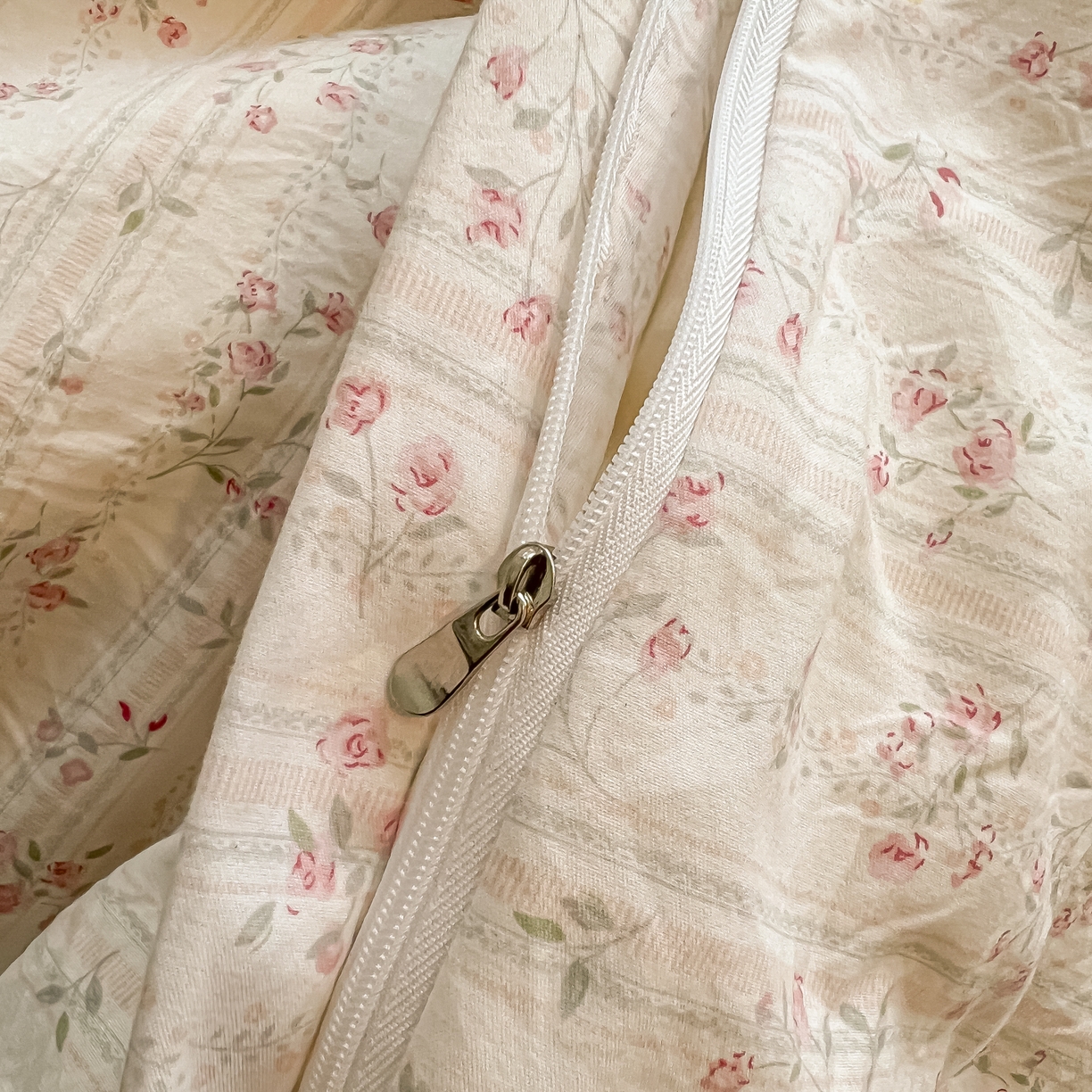 91家纺网 家纺一手货源 找家纺 多乐家纺 2025新款秋冬韩系花卉舒柔棉印花四件套 秘境