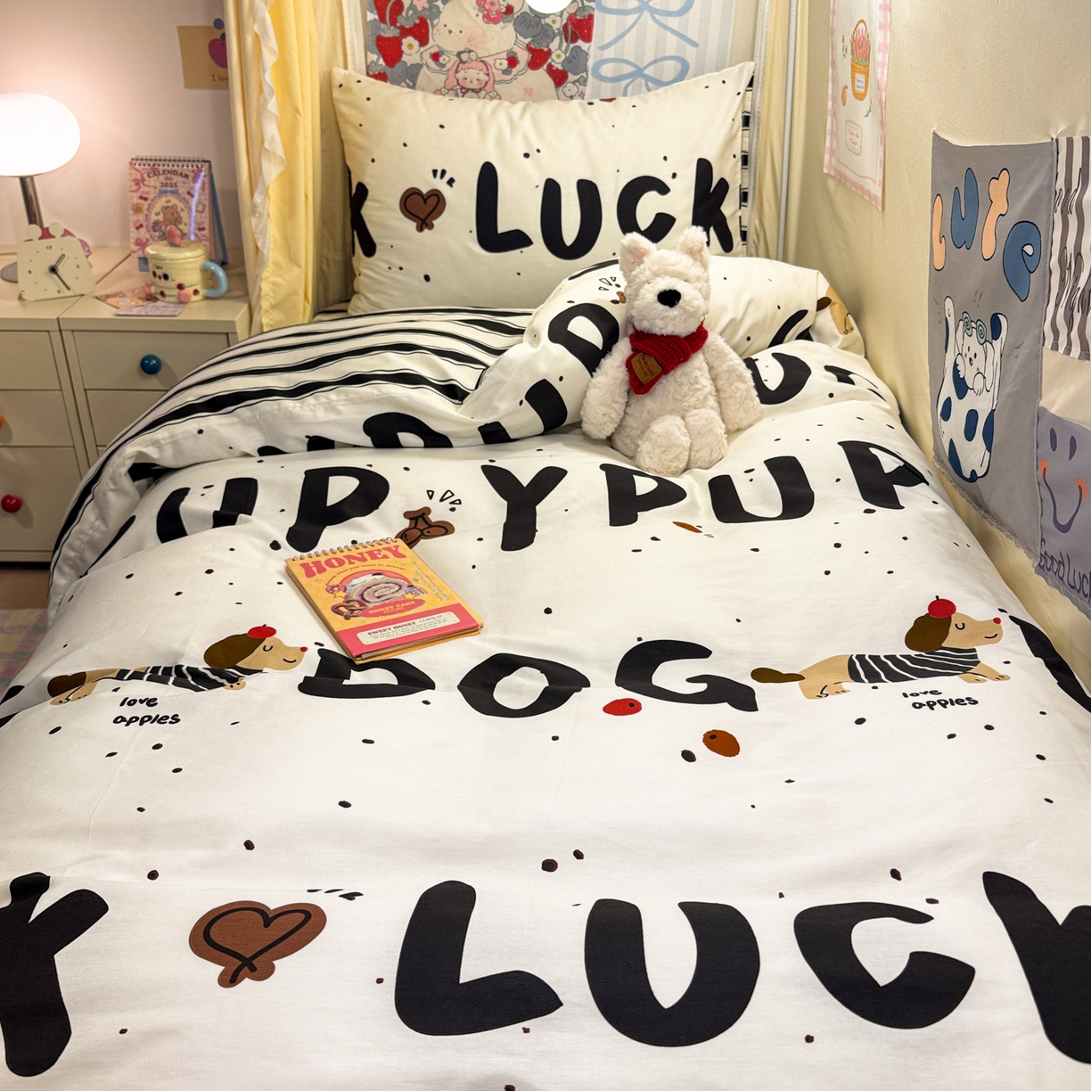 91家纺网 家纺一手货源 找家纺 简宜家居（朝初家纺） 2025新款全棉12868斜纹卡通花卉学生三件套四件套 快乐腊肠狗