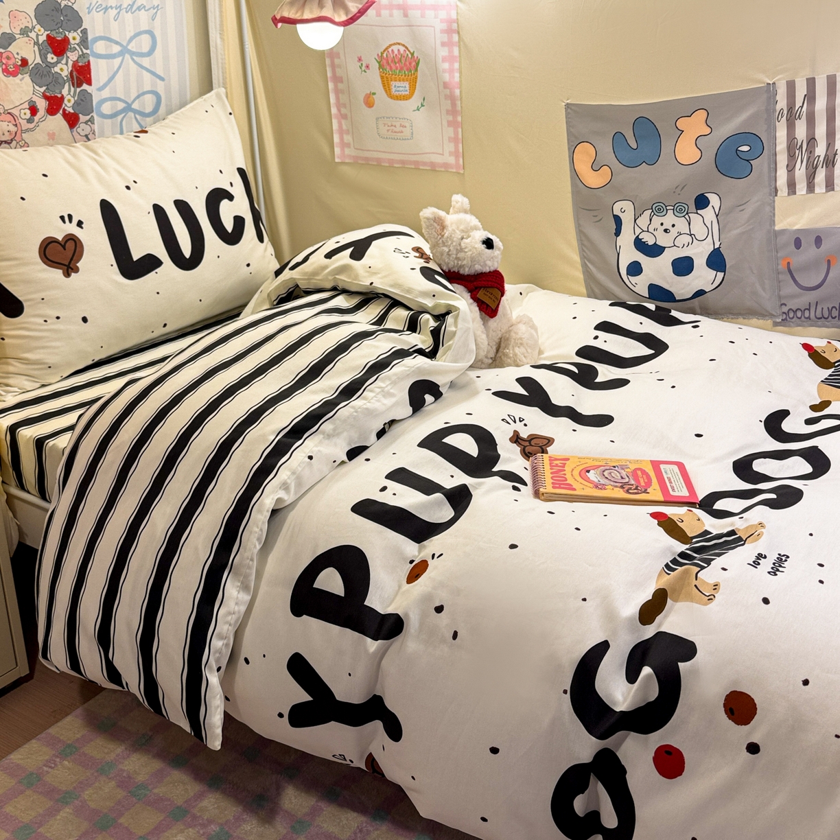 91家纺网 家纺一手货源 找家纺 简宜家居（朝初家纺） 2025新款全棉12868斜纹卡通花卉学生三件套四件套 快乐腊肠狗