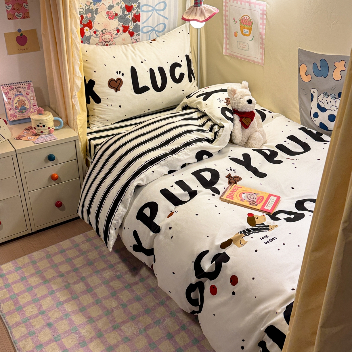 91家纺网 家纺一手货源 找家纺 简宜家居（朝初家纺） 2025新款全棉12868斜纹卡通花卉学生三件套四件套 快乐腊肠狗