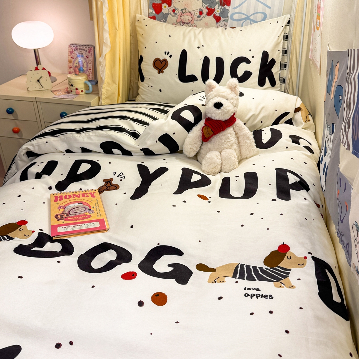 91家纺网 家纺一手货源 找家纺 简宜家居（朝初家纺） 2025新款全棉12868斜纹卡通花卉学生三件套四件套 快乐腊肠狗