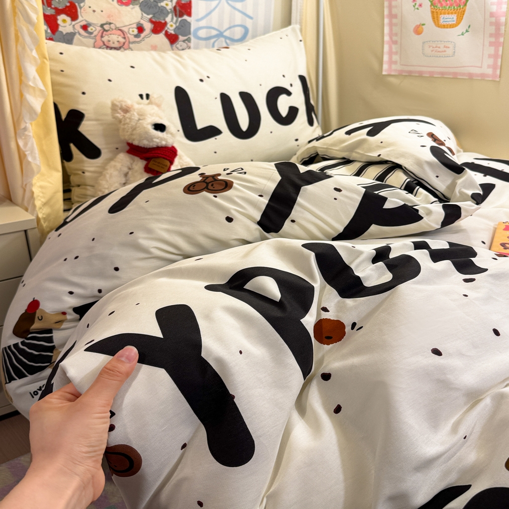 91家纺网 家纺一手货源 找家纺 简宜家居（朝初家纺） 2025新款全棉12868斜纹卡通花卉学生三件套四件套 快乐腊肠狗