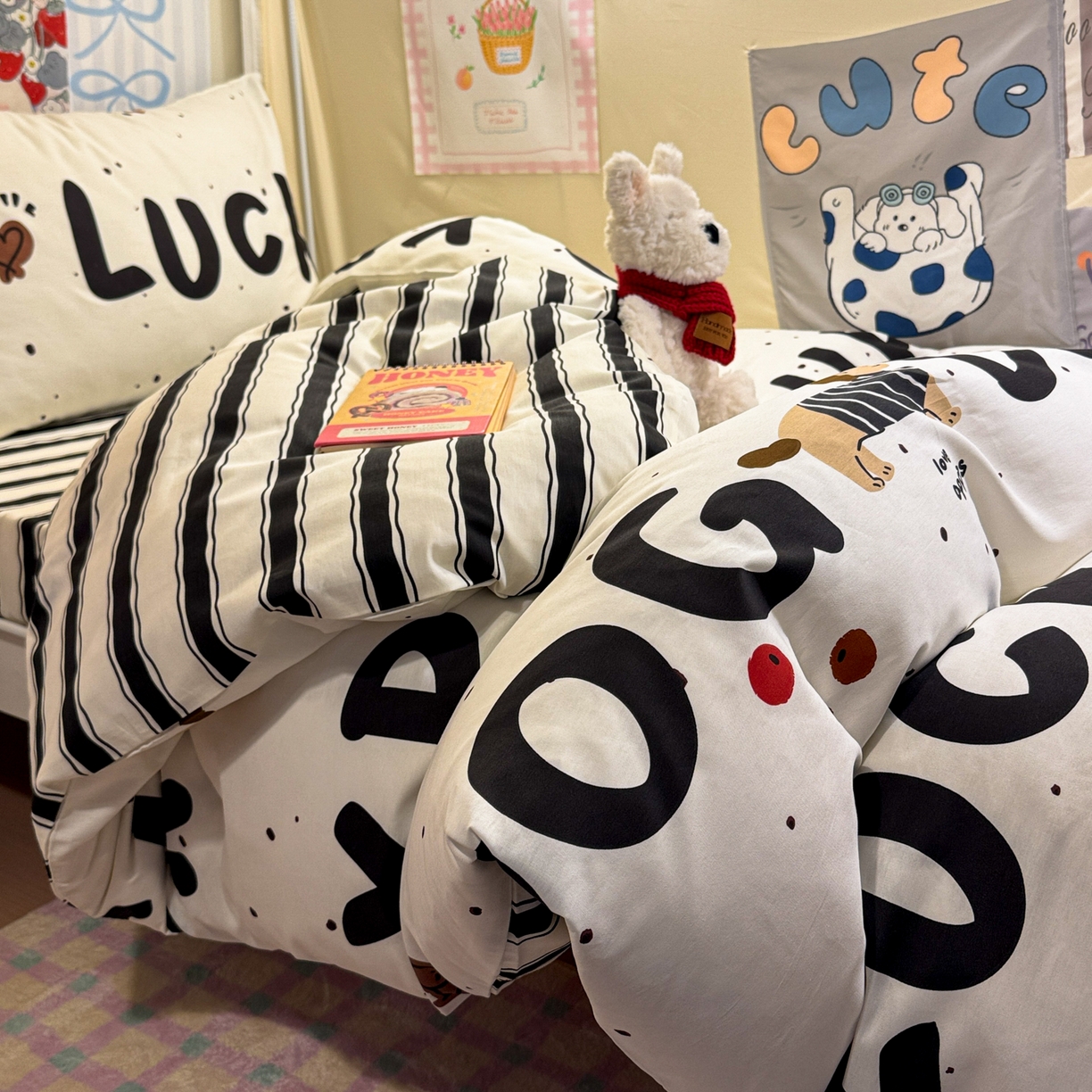 91家纺网 家纺一手货源 找家纺 简宜家居（朝初家纺） 2025新款全棉12868斜纹卡通花卉学生三件套四件套 快乐腊肠狗